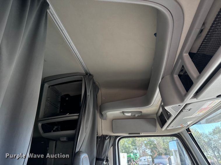 image for item MV9058 2020 Volvo VNL semi truck