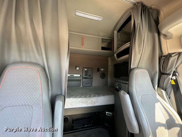 image for item MV9058 2020 Volvo VNL semi truck