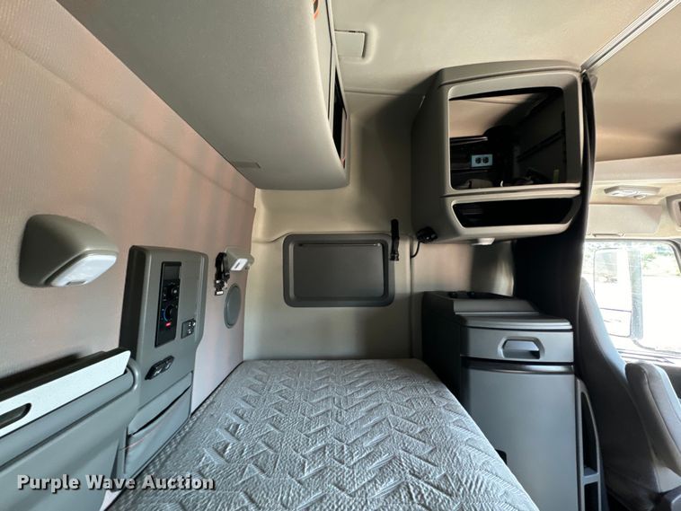 image for item MV9058 2020 Volvo VNL semi truck