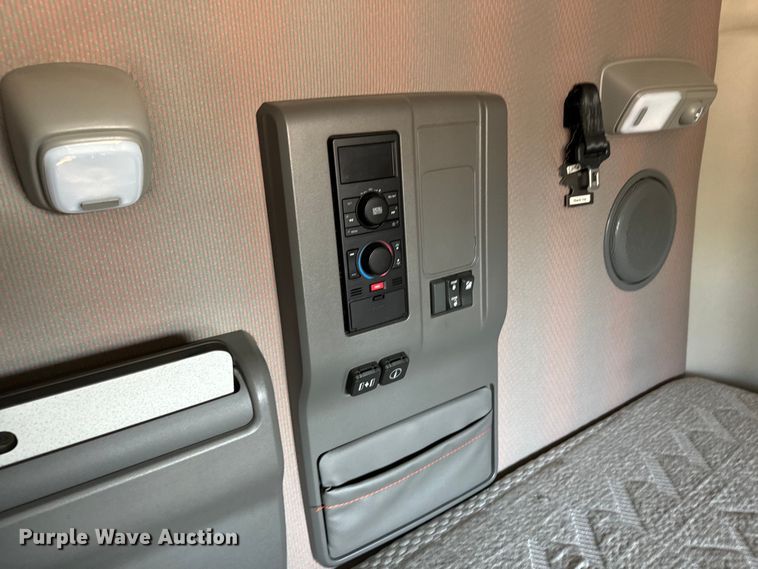 image for item MV9058 2020 Volvo VNL semi truck