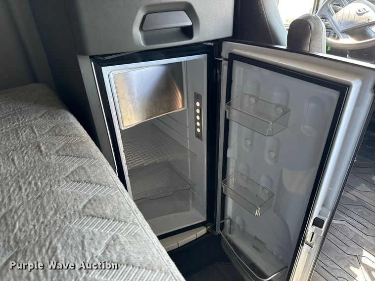 image for item MV9058 2020 Volvo VNL semi truck