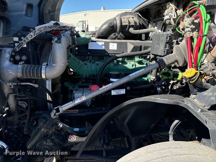 image for item MV9058 2020 Volvo VNL semi truck