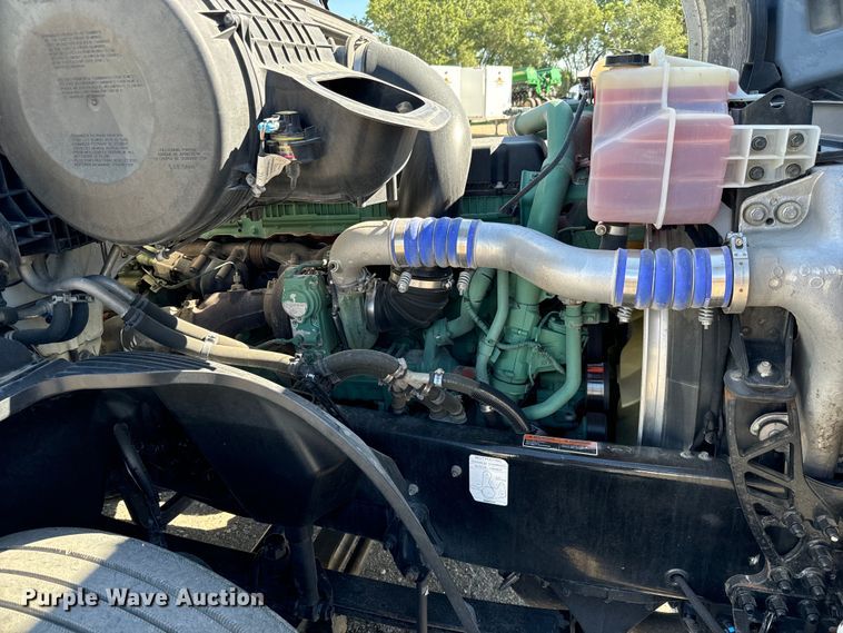 image for item MV9058 2020 Volvo VNL semi truck