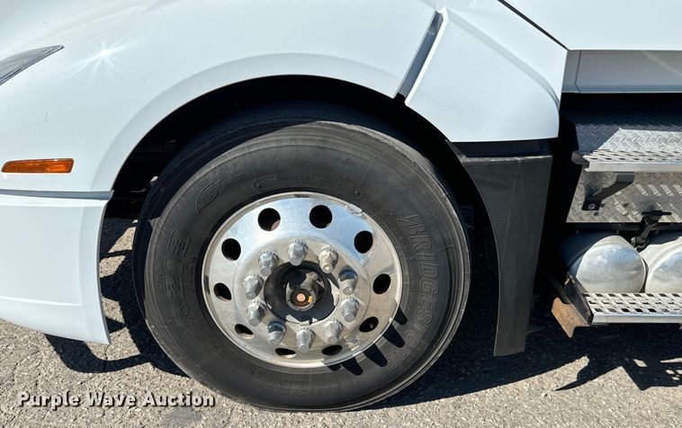 image for item MV9058 2020 Volvo VNL semi truck