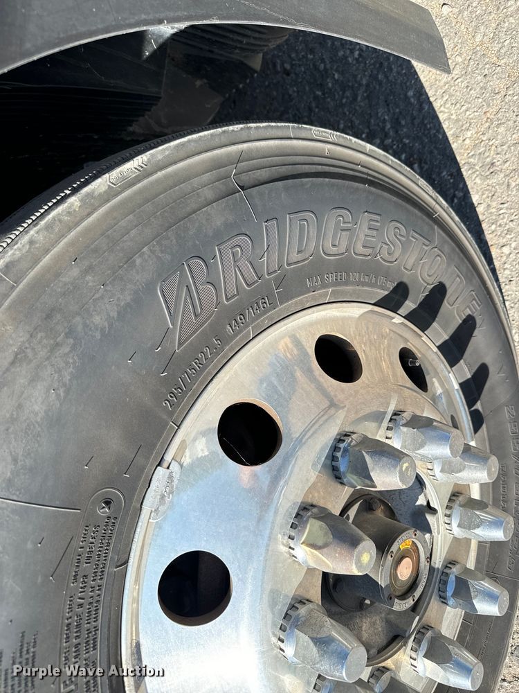 image for item MV9058 2020 Volvo VNL semi truck