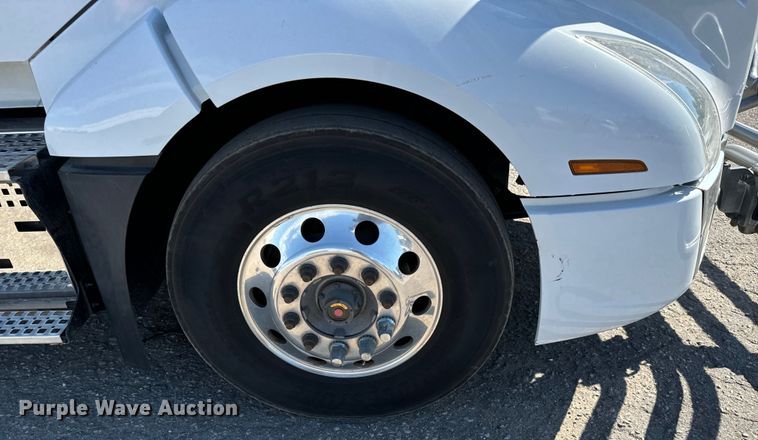 image for item MV9058 2020 Volvo VNL semi truck