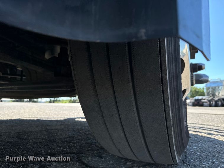 image for item MV9058 2020 Volvo VNL semi truck