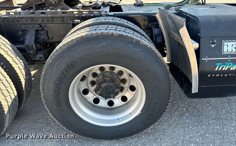 image for item MV9058 2020 Volvo VNL semi truck