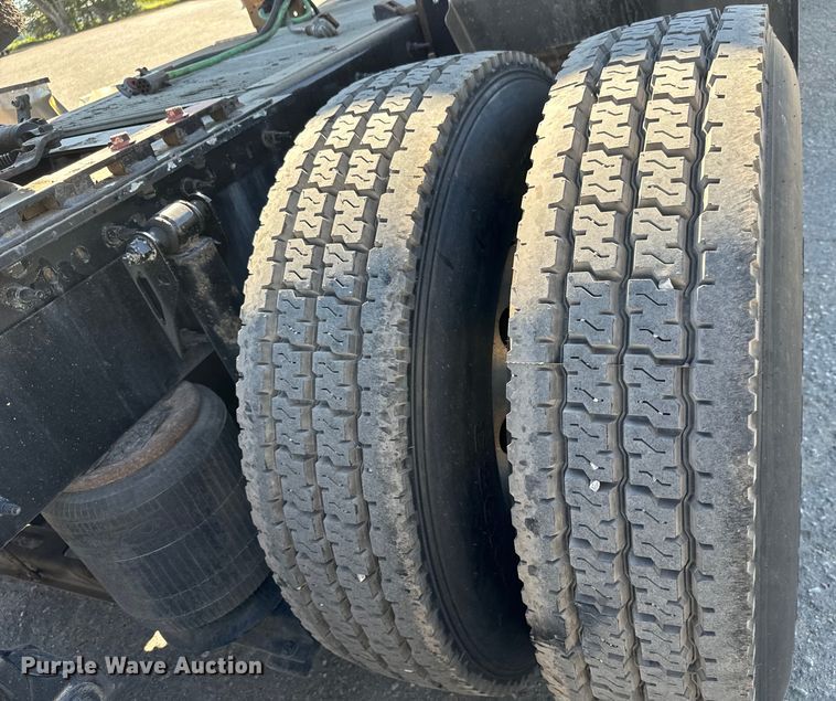 image for item MV9058 2020 Volvo VNL semi truck