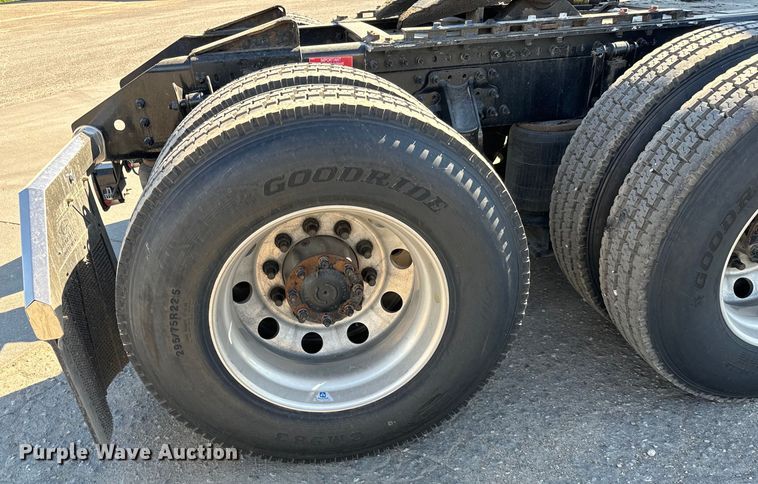 image for item MV9058 2020 Volvo VNL semi truck