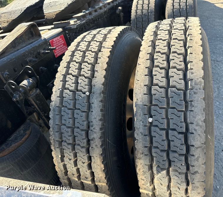 image for item MV9058 2020 Volvo VNL semi truck