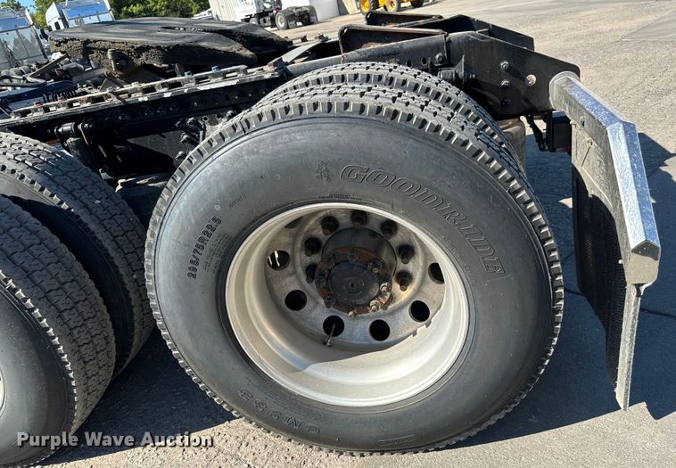 image for item MV9058 2020 Volvo VNL semi truck