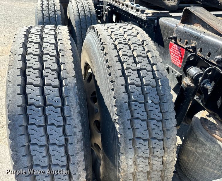 image for item MV9058 2020 Volvo VNL semi truck