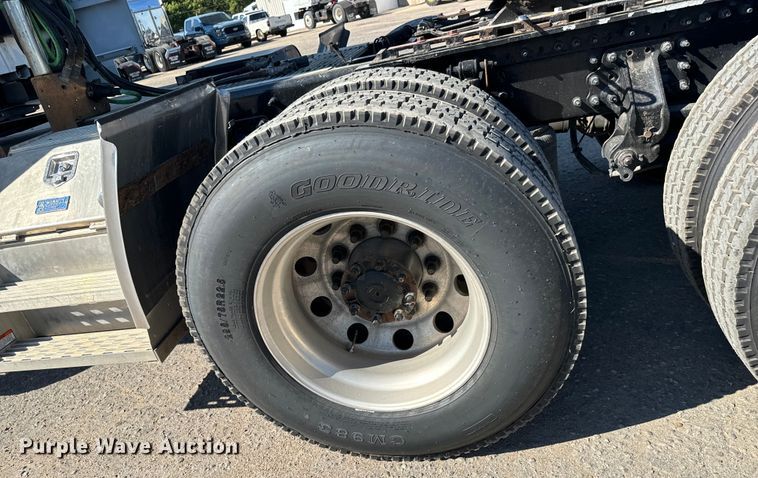 image for item MV9058 2020 Volvo VNL semi truck