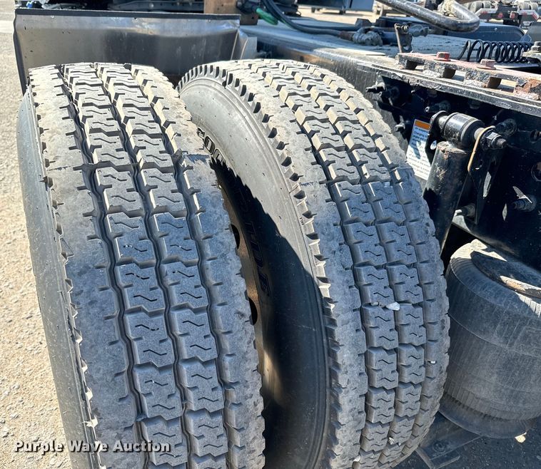 image for item MV9058 2020 Volvo VNL semi truck