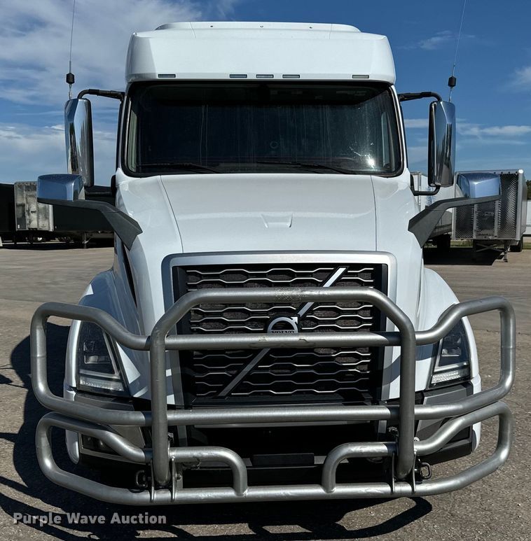 image for item MV9059 2020 Volvo VNL semi truck