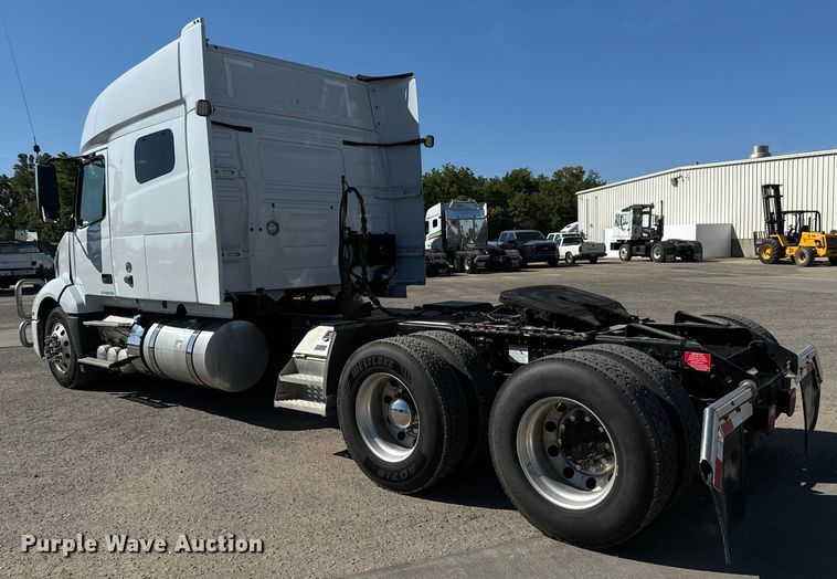 image for item MV9059 2020 Volvo VNL semi truck