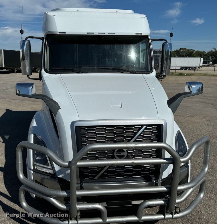 image for item MV9059 2020 Volvo VNL semi truck