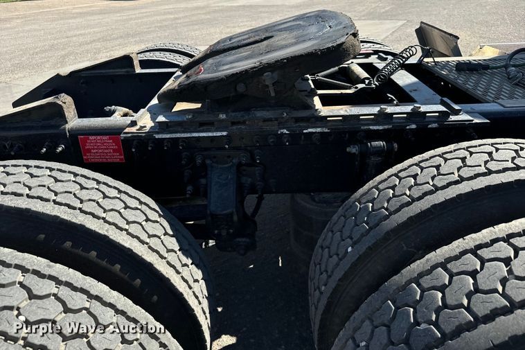 image for item MV9059 2020 Volvo VNL semi truck