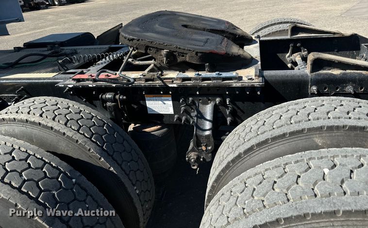 image for item MV9059 2020 Volvo VNL semi truck