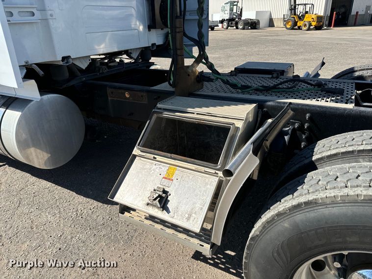 image for item MV9059 2020 Volvo VNL semi truck