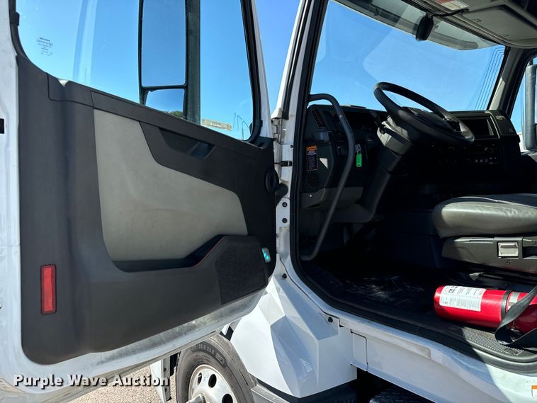 image for item MV9059 2020 Volvo VNL semi truck