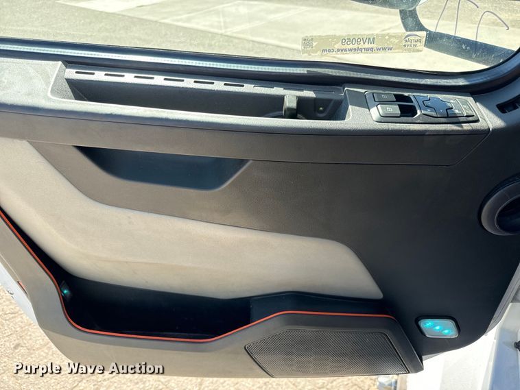 image for item MV9059 2020 Volvo VNL semi truck