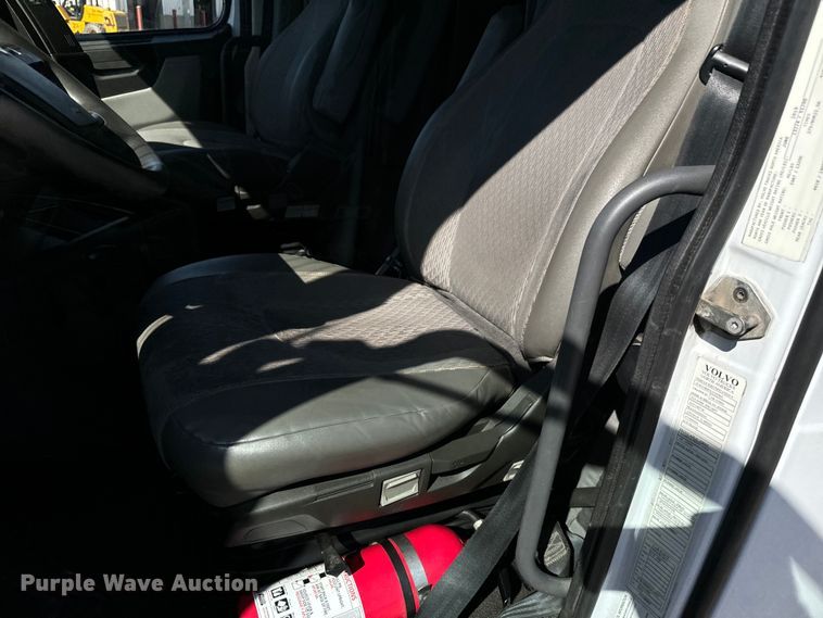 image for item MV9059 2020 Volvo VNL semi truck