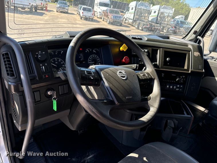 image for item MV9059 2020 Volvo VNL semi truck