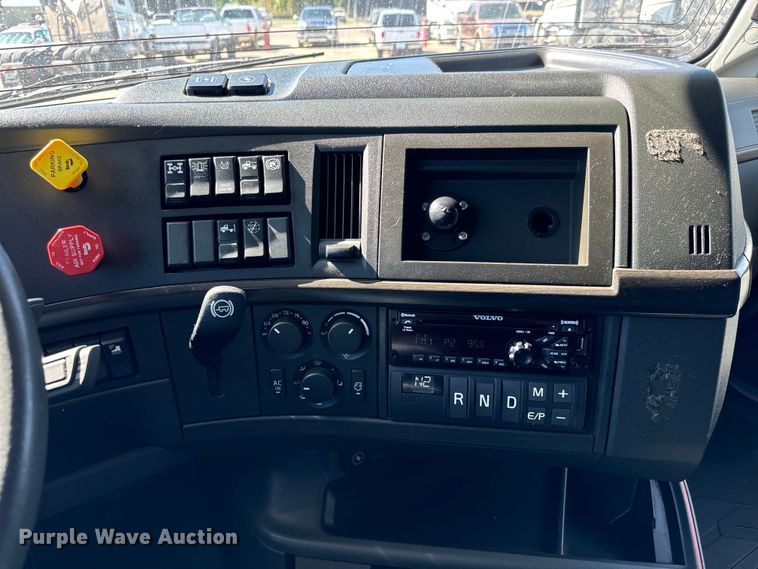 image for item MV9059 2020 Volvo VNL semi truck