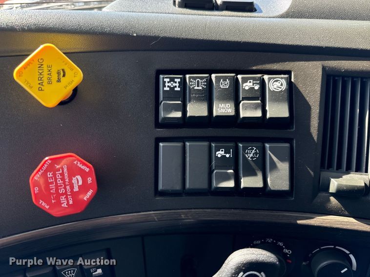 image for item MV9059 2020 Volvo VNL semi truck