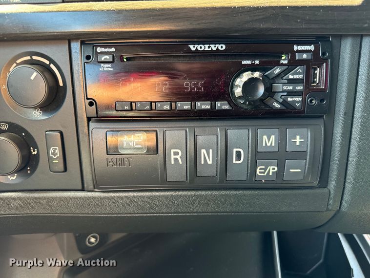 image for item MV9059 2020 Volvo VNL semi truck