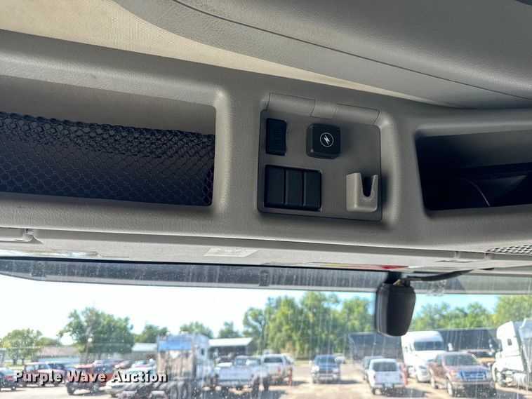 image for item MV9059 2020 Volvo VNL semi truck