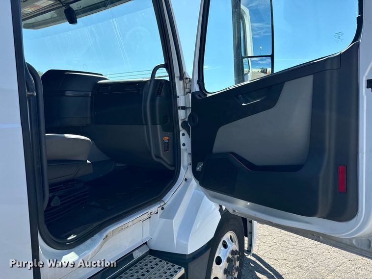 image for item MV9059 2020 Volvo VNL semi truck