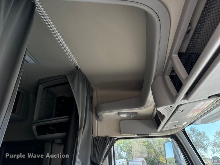 image for item MV9059 2020 Volvo VNL semi truck