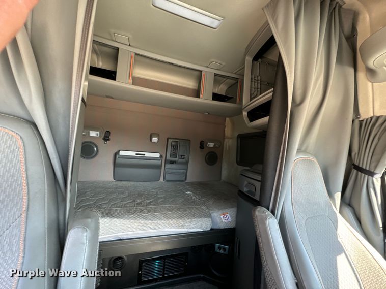 image for item MV9059 2020 Volvo VNL semi truck