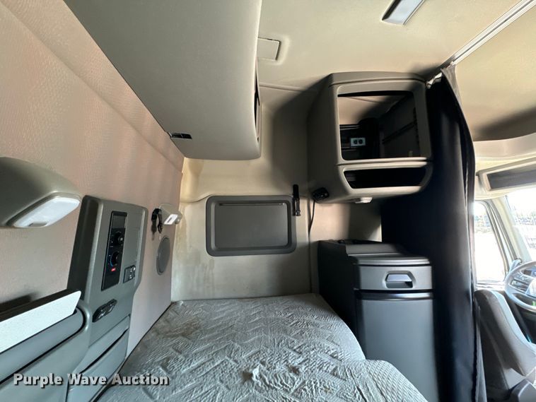 image for item MV9059 2020 Volvo VNL semi truck