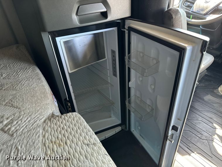 image for item MV9059 2020 Volvo VNL semi truck