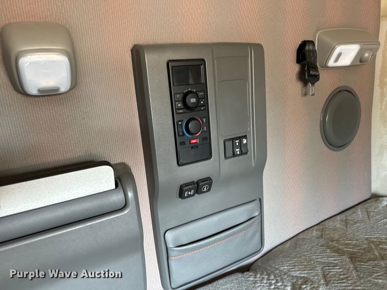 image for item MV9059 2020 Volvo VNL semi truck