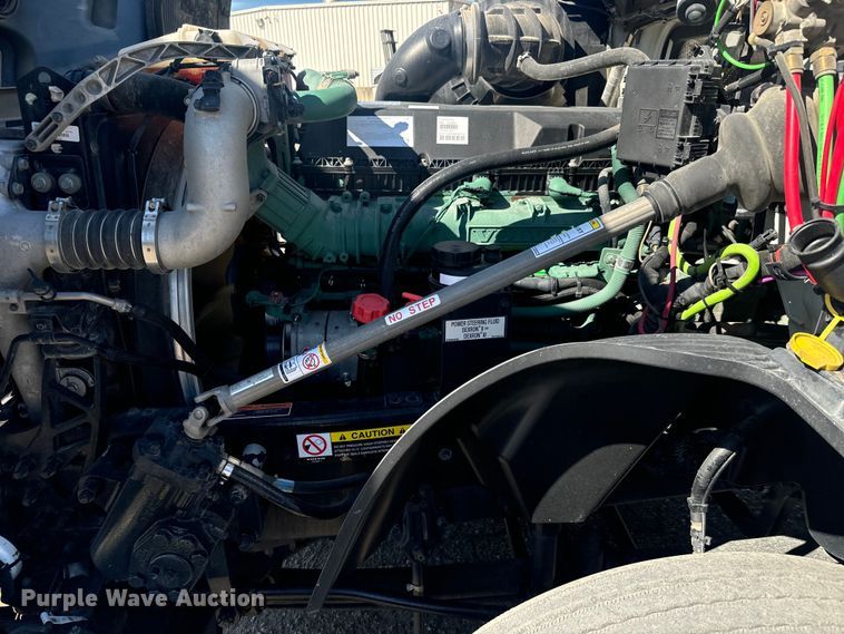 image for item MV9059 2020 Volvo VNL semi truck