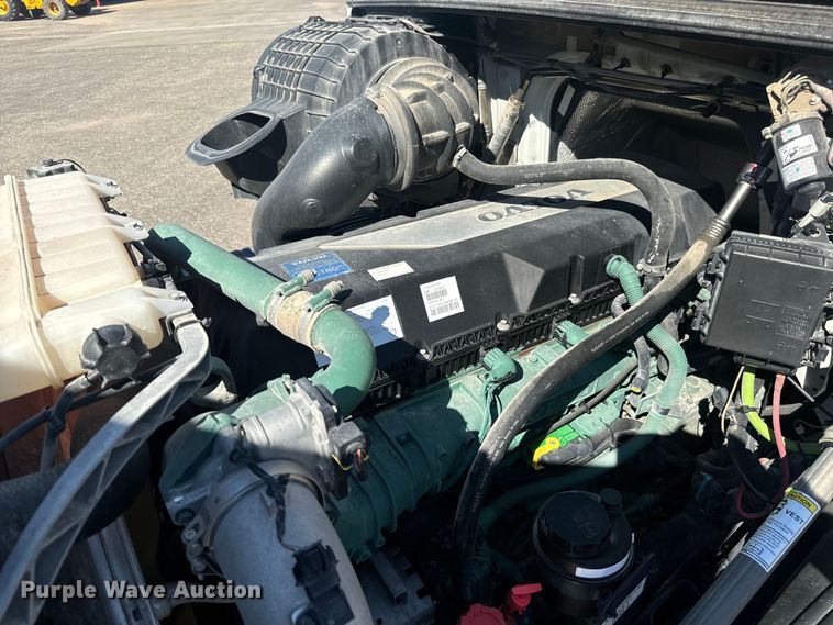 image for item MV9059 2020 Volvo VNL semi truck