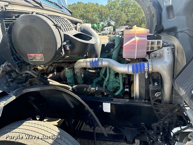 image for item MV9059 2020 Volvo VNL semi truck