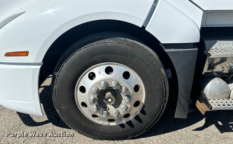 image for item MV9059 2020 Volvo VNL semi truck