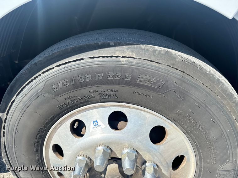 image for item MV9059 2020 Volvo VNL semi truck