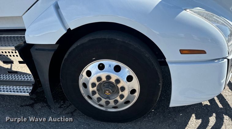 image for item MV9059 2020 Volvo VNL semi truck