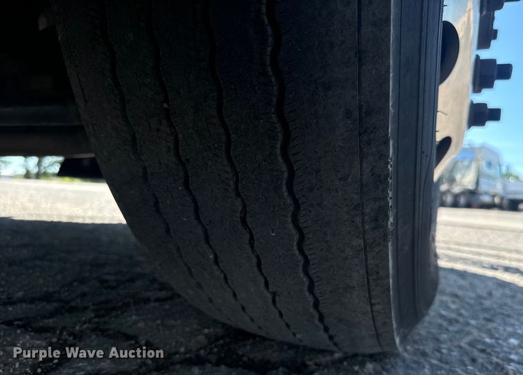 image for item MV9059 2020 Volvo VNL semi truck