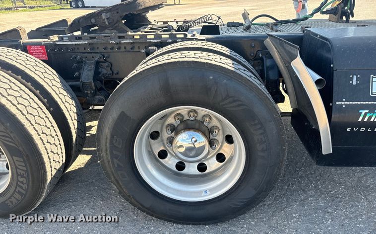 image for item MV9059 2020 Volvo VNL semi truck