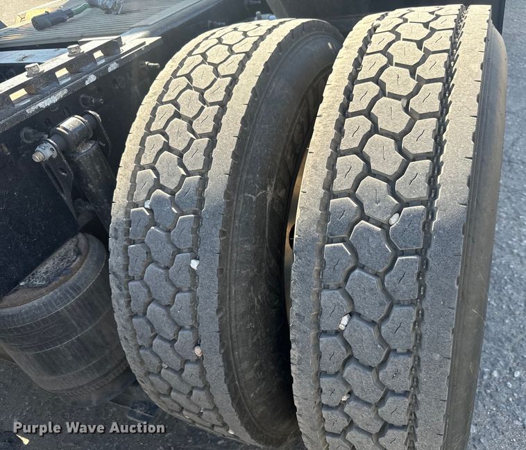 image for item MV9059 2020 Volvo VNL semi truck