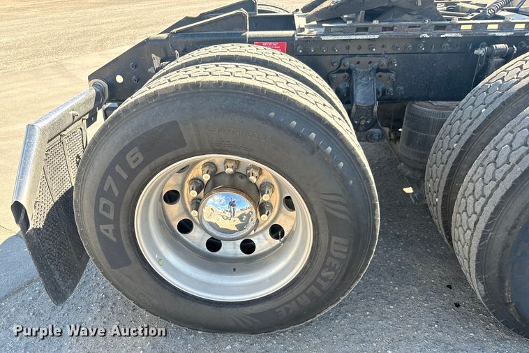 image for item MV9059 2020 Volvo VNL semi truck