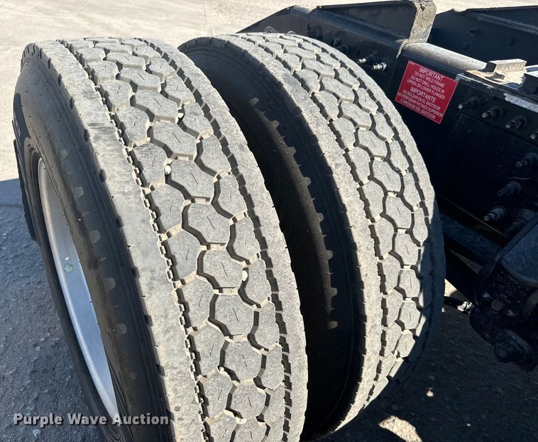 image for item MV9059 2020 Volvo VNL semi truck